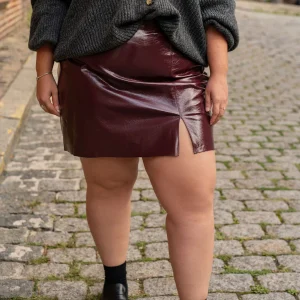Jupe courte en simili cuir bordeaux – Jupe Nelly