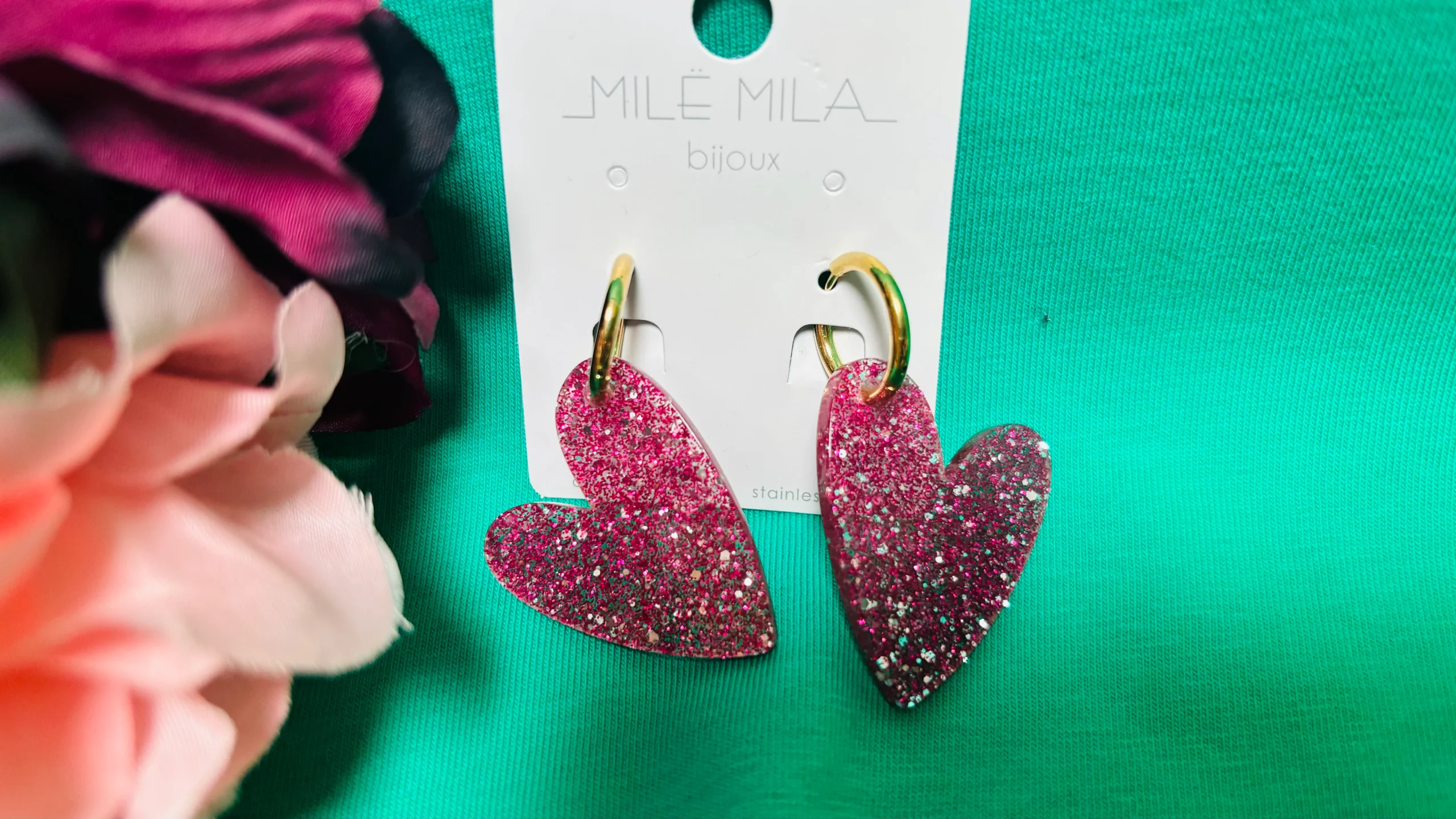 Boucle d'oreille Valentine - coeur rose et paillettes en plexi – Image 4