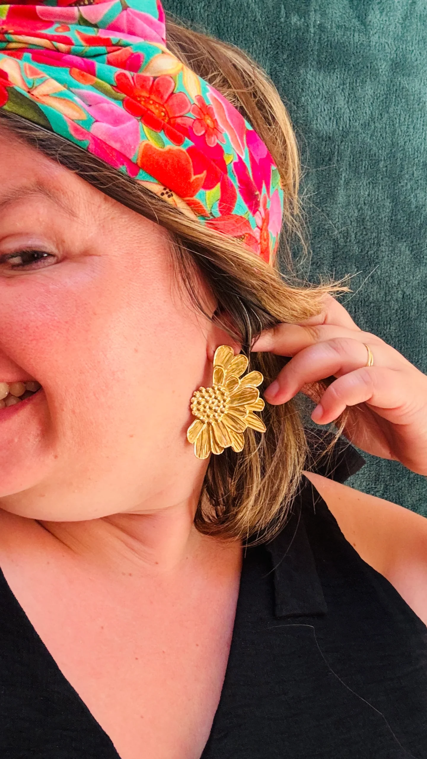 Boucle d'oreille Daisy - demi paquerette doré – Image 4