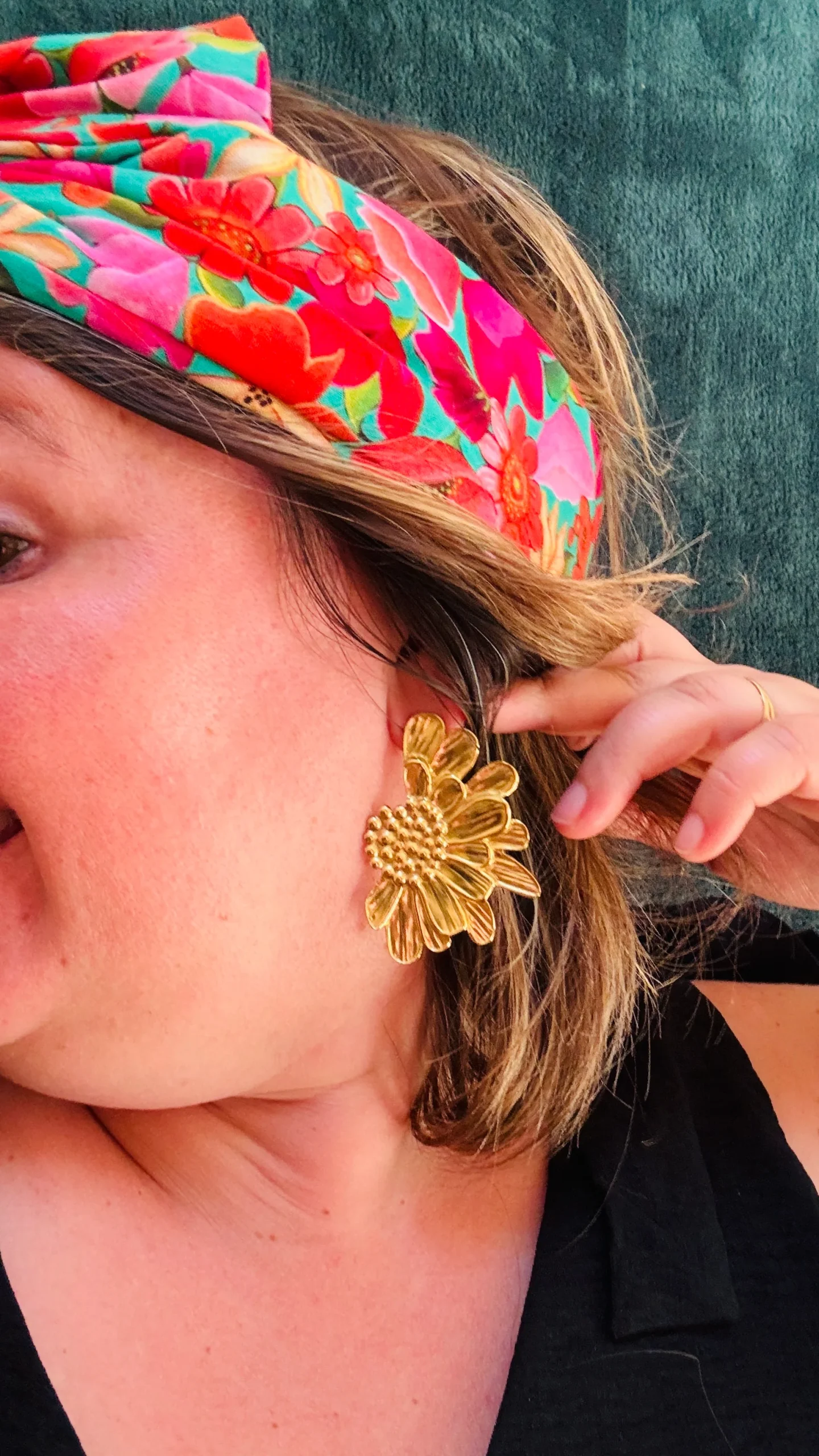 Boucle d'oreille Daisy - demi paquerette doré – Image 2