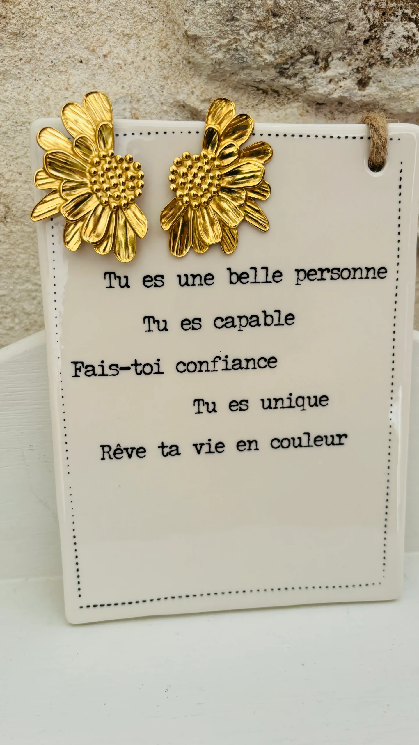 Boucle d'oreille Daisy - demi paquerette doré – Image 3