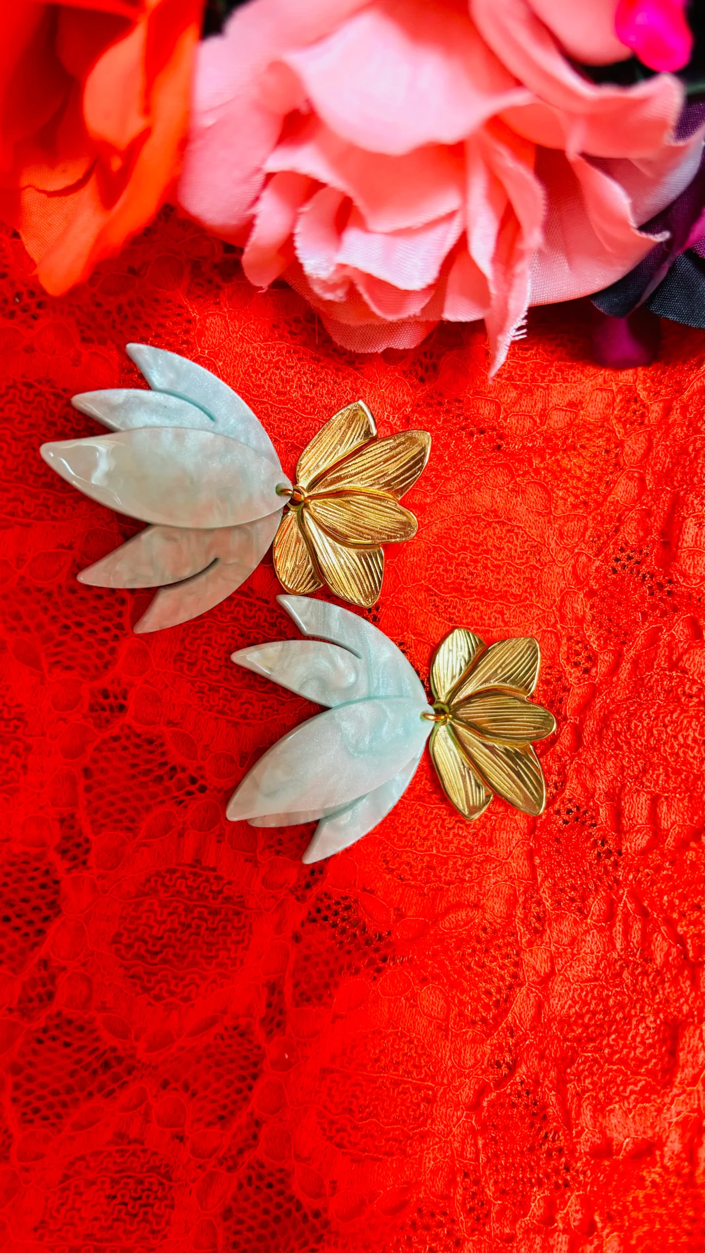 Boucle d'oreille Lotus - doré et vert d'eau – Image 5