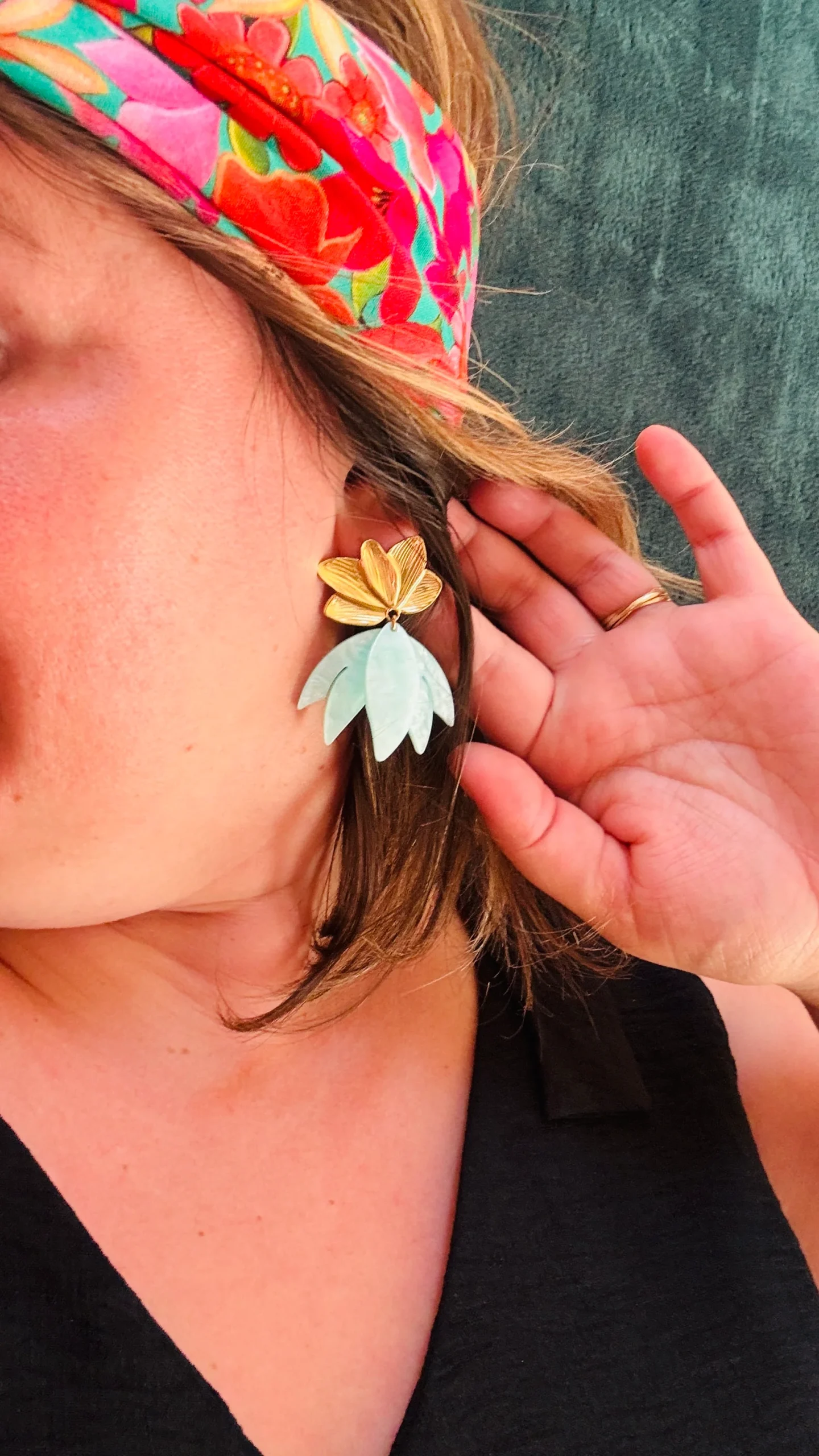 Boucle d'oreille Lotus - doré et vert d'eau – Image 4