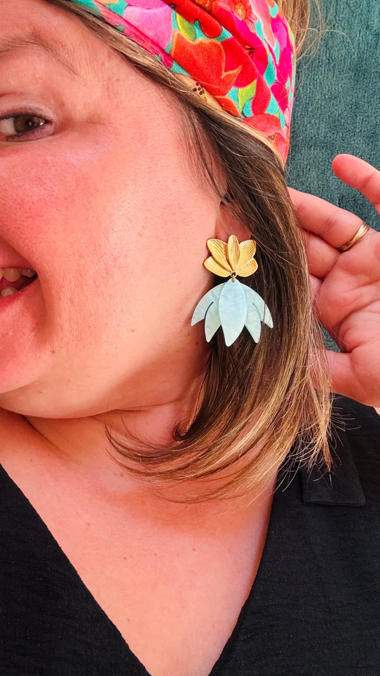 Boucle d'oreille Lotus - doré et vert d'eau – Image 6