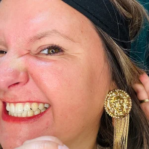 Boucle Félindra - tête de lion dorées pampilles dorées tombantes acier inoxydable