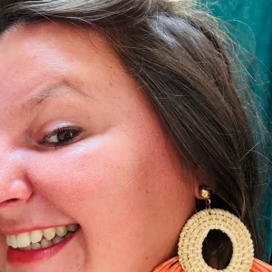 Boucle d'oreille Raphia - grosse boucle légère et colorée en orange corail ou vert d'eau