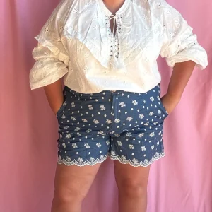 Blouse Angela - grande taille blanche manche longue détail froufrou et dentelle