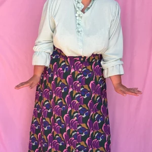 Blouse Flora- grande taille unie détail fleurs col