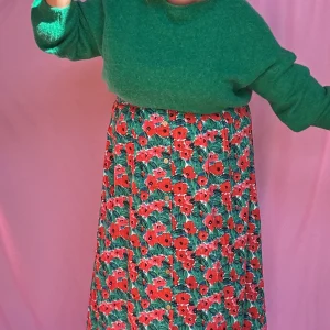 Jupe Celestine - grande taille longue motifs fleuris rouge et vert