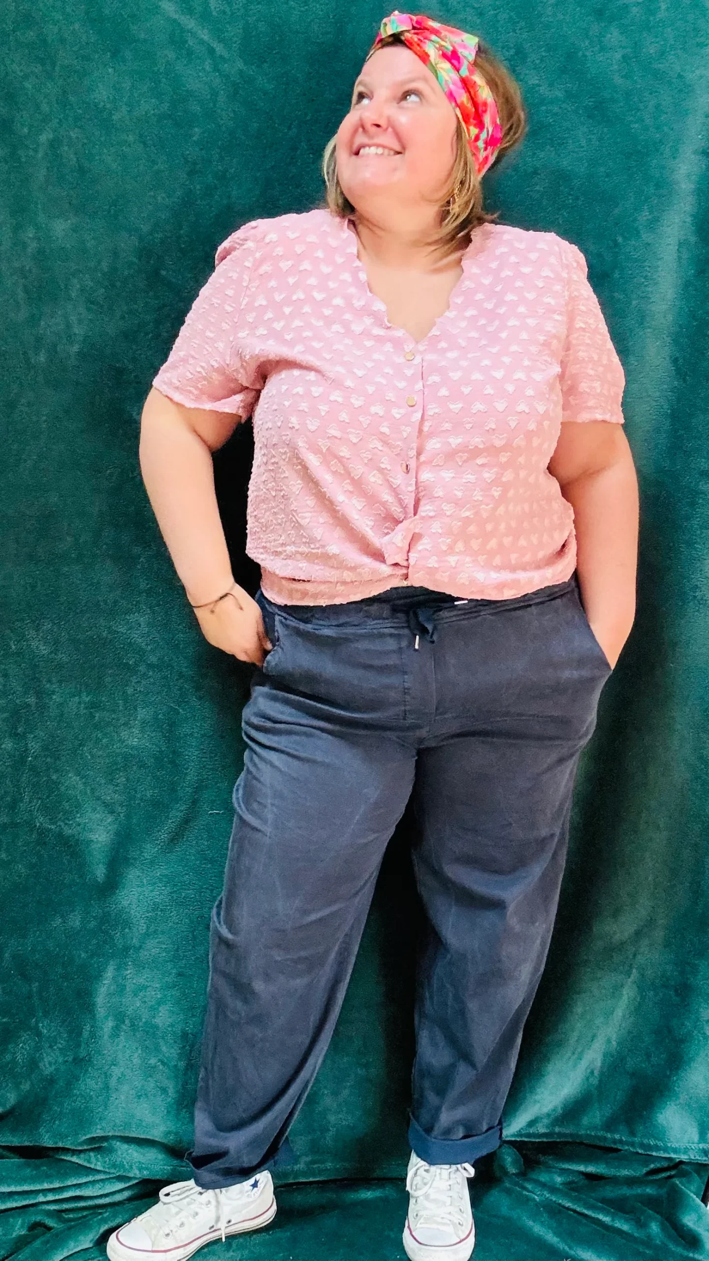 Top Poussine - grande taille uni petit coeurs en relief manche courte – Image 5