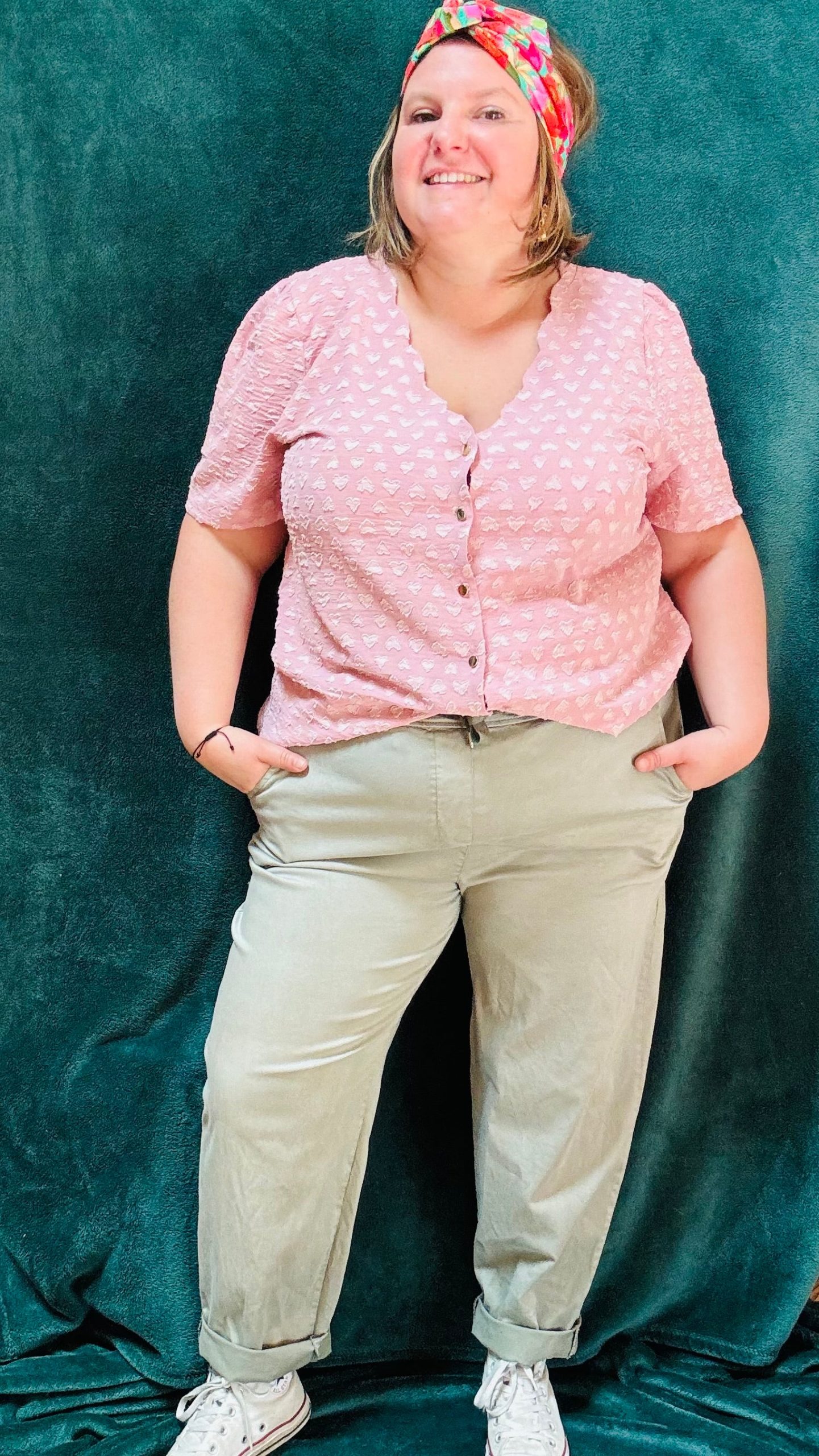 Top Poussine - grande taille uni petit coeurs en relief manche courte – Image 4