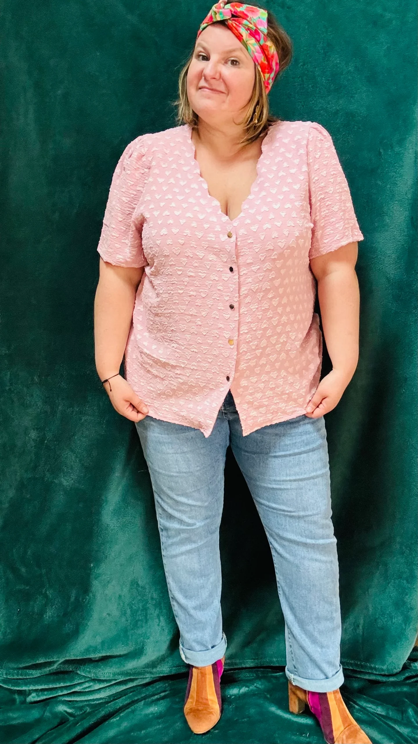 Top Poussine - grande taille uni petit coeurs en relief manche courte – Image 3