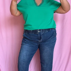 Top gigi - grande taille vert intense détail col et manche travaillés